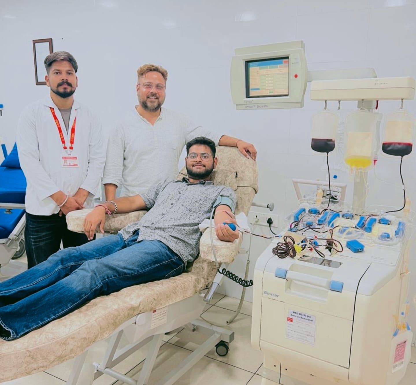 ਪਲੇਟਲੈੱਟਸ ਦਾਨੀ ਪਿਓ ਬਣੇ ਪੁੱਤਰ ਦੇ ਪ੍ਰੇਰਕ ਤੇ ਮਰੀਜ਼ ਦੀ ਪਲੇਟਲੈੱਟਸ ਲੋੜ ਕਰਵਾਈ ਪੂਰੀ।